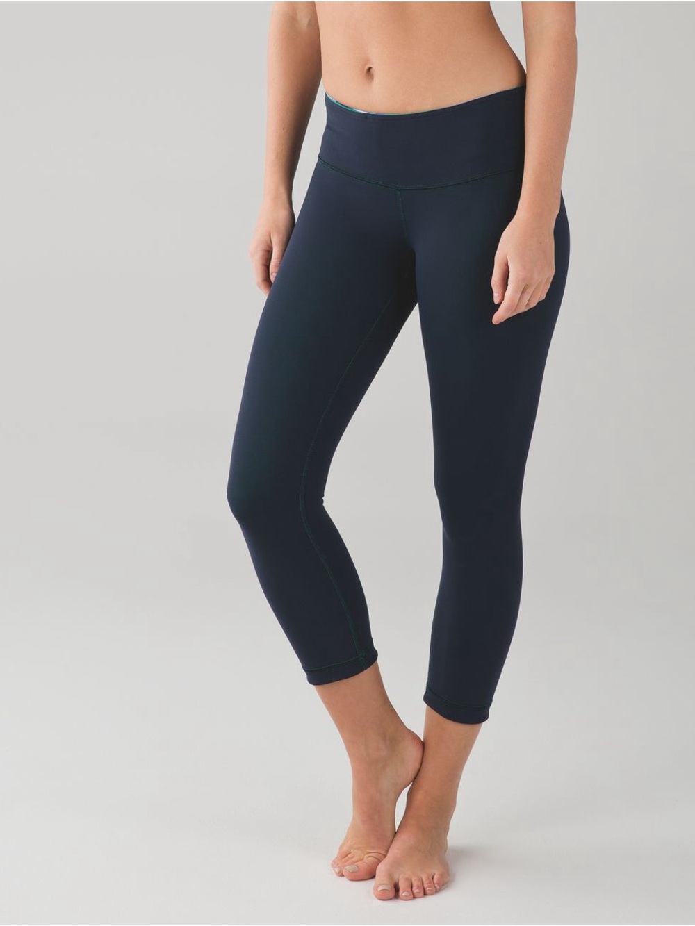 EUC Lululemon Reversible Wunder Under Crop III *Inkwell / Jungle Sz 6